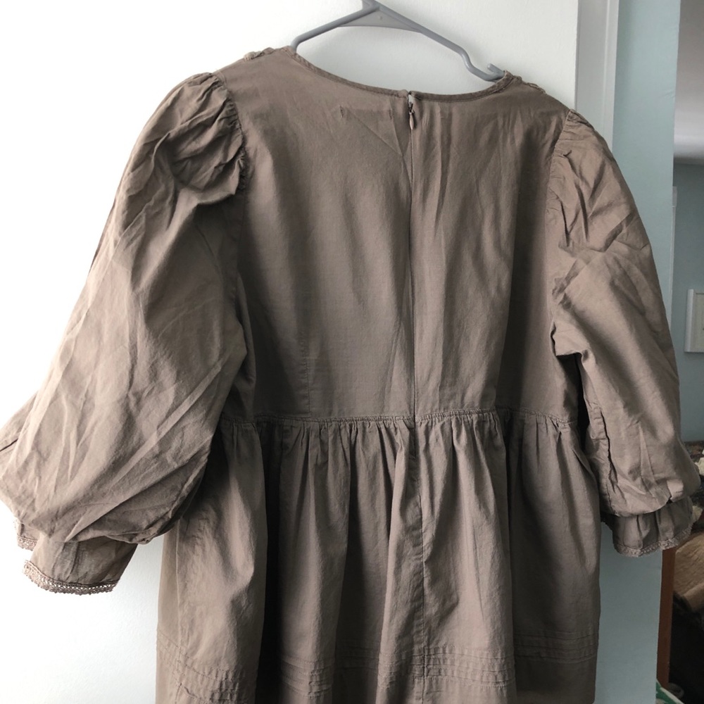 BCBG MaxAzria Puff sleeve baby doll smocked blouse - Picture 2 of 2